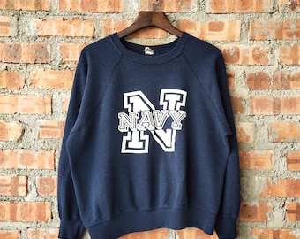 vintage des années 80 United States Navy Sweatshirt Navy Crewneck Navy Pullover Navy Sweater Navy Crop Top Printed Logo Blue Color Women’s Fit M