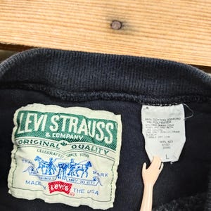 Bluza Levi&#39;s z lat 90. w stylu vintage, z przetarciami, z okrągłym dekoltem, z okrągłym dekoltem, z haftowanym logo, w kolorze czarnym, rozmiar męski M
