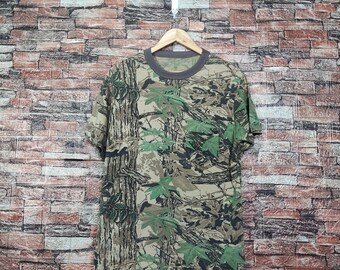 Vintage 80s Distressed Realtree T-Shirt Realtree Tees Realtree Crewneck Printed Logo Green Color Men’s M