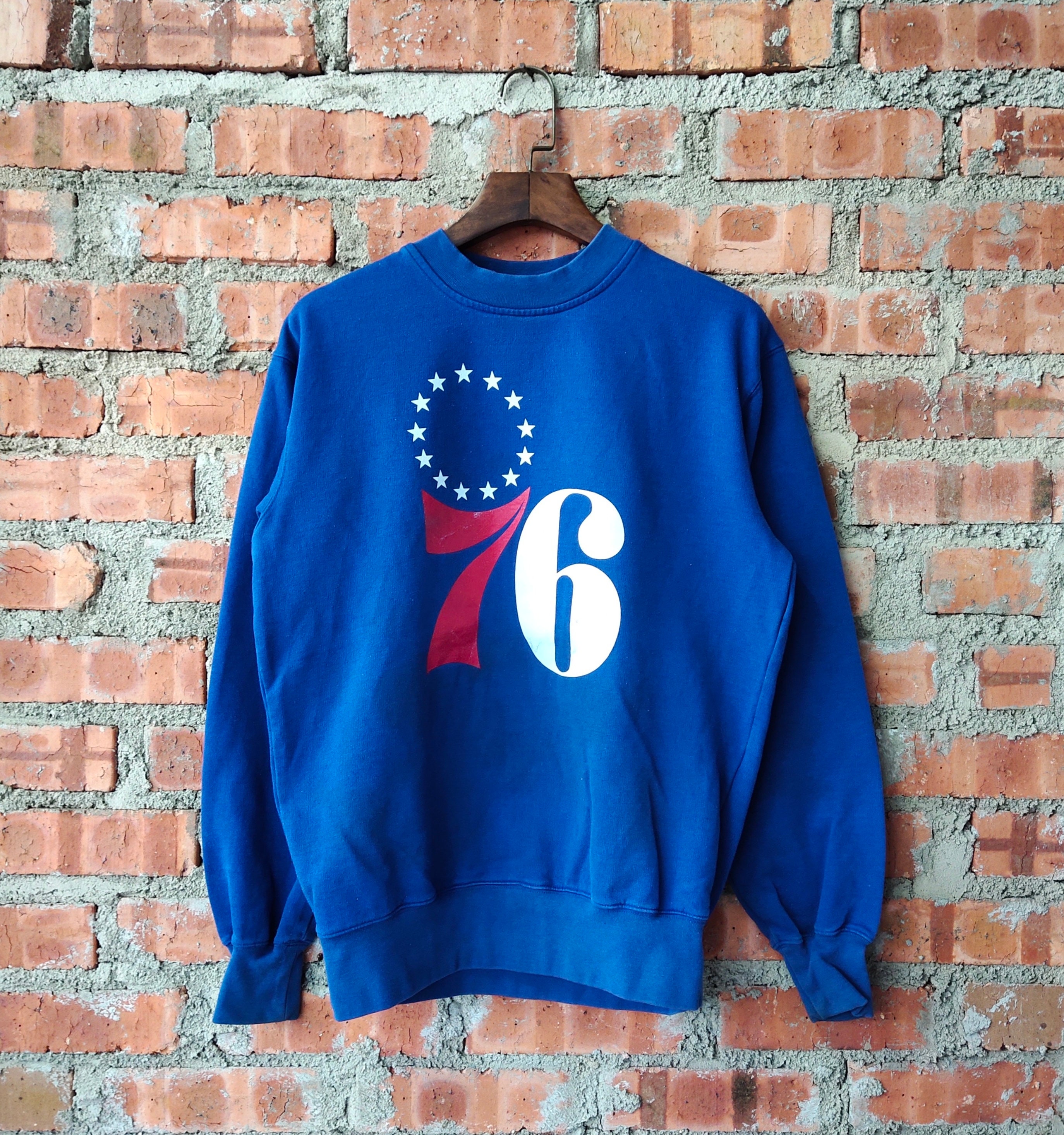 Mitchell & Ness Philadelphia 76ers Hardwood Classics Sidewalk Sketch | Light Blue Long Sleeve T-Shirt Medium