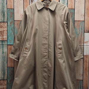 Gabardina Burberrys vintage de los 90 con efecto desgastado, jersey Burberrys, parka Burberrys con parche y logo, color marrón, talla XL.