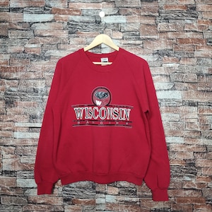Vintage 80s Distressed University of Wisconsin Badgers Sweatshirt Wisconsin Pullover Wisconsin Sweater Printed Logo Red Color Men’s Fit M