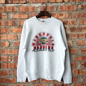 Vintage 90s NCAA University of Wisconsin Badgers Sweatshirt Wisconsin Pullover Wisconsin Sweater Printed Logo Gray Color Men’s Fit M
