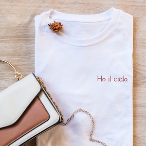 T-Shirt mit individueller Stickerei: „Ich habe meine Periode.“