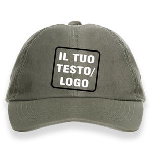 Könnte beinhalten: Eine grüne Baseballkappe mit einem weißen quadratischen Aufnäher, auf dem "IL TUO TESTO/LOGO" steht.