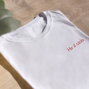 T-shirt con personalizzazione ricamata, Ho il ciclo. immagine 2