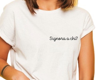 T-shirt with embroidered customization, "Signora a chi?"