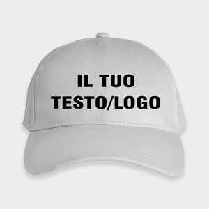 Può includere: Un cappellino da baseball bianco con visiera curva. Il cappellino presenta il testo "IL TUO TESTO/LOGO" in nero, centrato sul davanti. Il cappellino ha un bottone in cima ed è probabilmente realizzato in tessuto resistente.