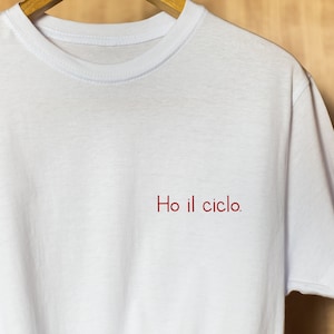 T-shirt con personalizzazione ricamata, Ho il ciclo. immagine 3