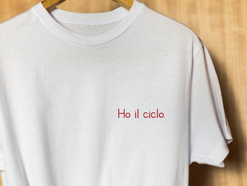 T-shirt con personalizzazione ricamata, Ho il ciclo. immagine 3