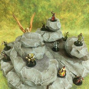 Rock Formation Mountain pour TTRPG | Terrain peint Donjons et dragons | Carte de bataille du terrain dispersé du D&D