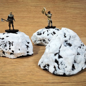 Bemaltes verschneites Scatter-Gelände | Gefrorene Flusssteine DnD | Wargame Winter Map