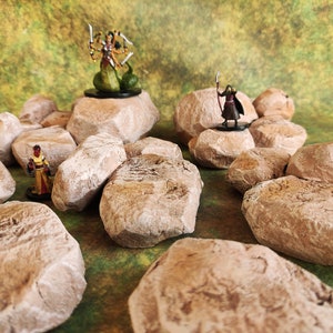 Rotsterreinset handgeschilderd | Grote stenen voor kerkers en draken | Rock-miniaturen op tafel | TTRPG DnD Stenen en keien verspreid over terrein