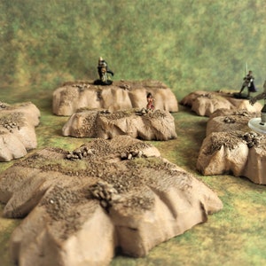 Terreno de dispersão de colinas desérticas de Wargame | Terreno pintado de Wargaming | Mapa de batalha de Dungeons and Dragons DnD | Colinas de mesa | Terreno de TTRPG