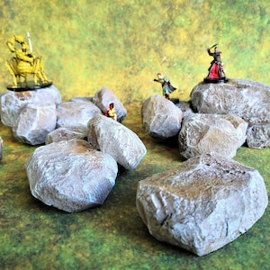 Aglomerados de rochas pintadas espalham terreno, grandes pedras cinzentas para Dungeons and Dragons, RPGs de mesa, jogos de guerra, Warhammmer