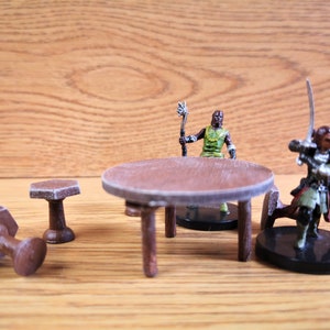 Bemalte DnD Möbel | Runder Tisch mit Hockern für Dungeons And Dragons | Möbel für TTRPG Gasthaus Inn Bar Haus | Streu DnD Terrain