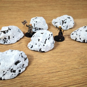Scatter Terrain verschneite Felsen | Dungeons And Dragons Winterlandschaft | Bemalte Miniature Icy Rocks 6er Set | TTRPG Fantasy Spiele Requisiten | D&D
