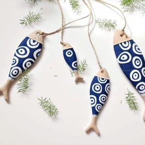 3D Unifinished Wooden Fish, Hand Carved Fish Crafts, Wood Fish Toys For Kid Hand Painted, DIY Craft Projects or Events, Fish Wall Hanging Decor for Beach House, Lake House, Resort, Reastaurant, Summer Beach Decor, Montessori learning tools, educating students to learn about animals, learn the shape of fish