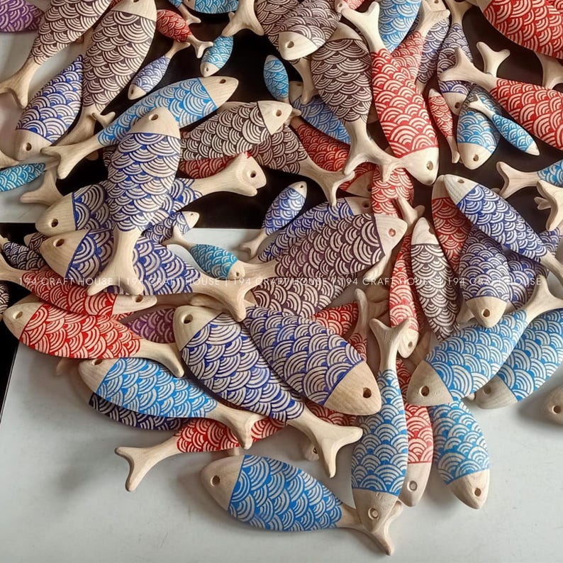 3D Unifinished Wooden Fish, Hand Carved Fish Crafts, Wood Fish Toys For Kid Hand Painted, DIY Craft Projects or Events, Fish Wall Hanging Decor for Beach House, Lake House, Resort, Reastaurant, Summer Beach Decor, Montessori learning tools, educating students to learn about animals, learn the shape of fish