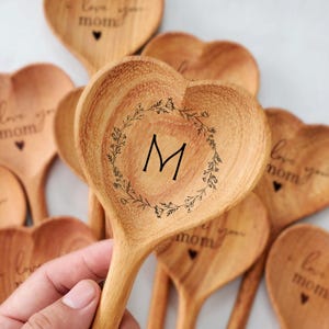 Gepersonaliseerde kerstbedankjes voor bulkgasten: handgemaakte houten hartlepel aangepaste gegraveerde naam/initialen/monogram/kerstdecor