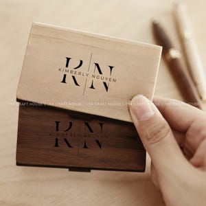 Porte-cartes de visite en bois monogramme, cadeau personnalisé pour homme, cadeau pour petit ami, cadeau de clôture pour agent immobilier, cadeau de retraite, cadeau de nouvel emploi
