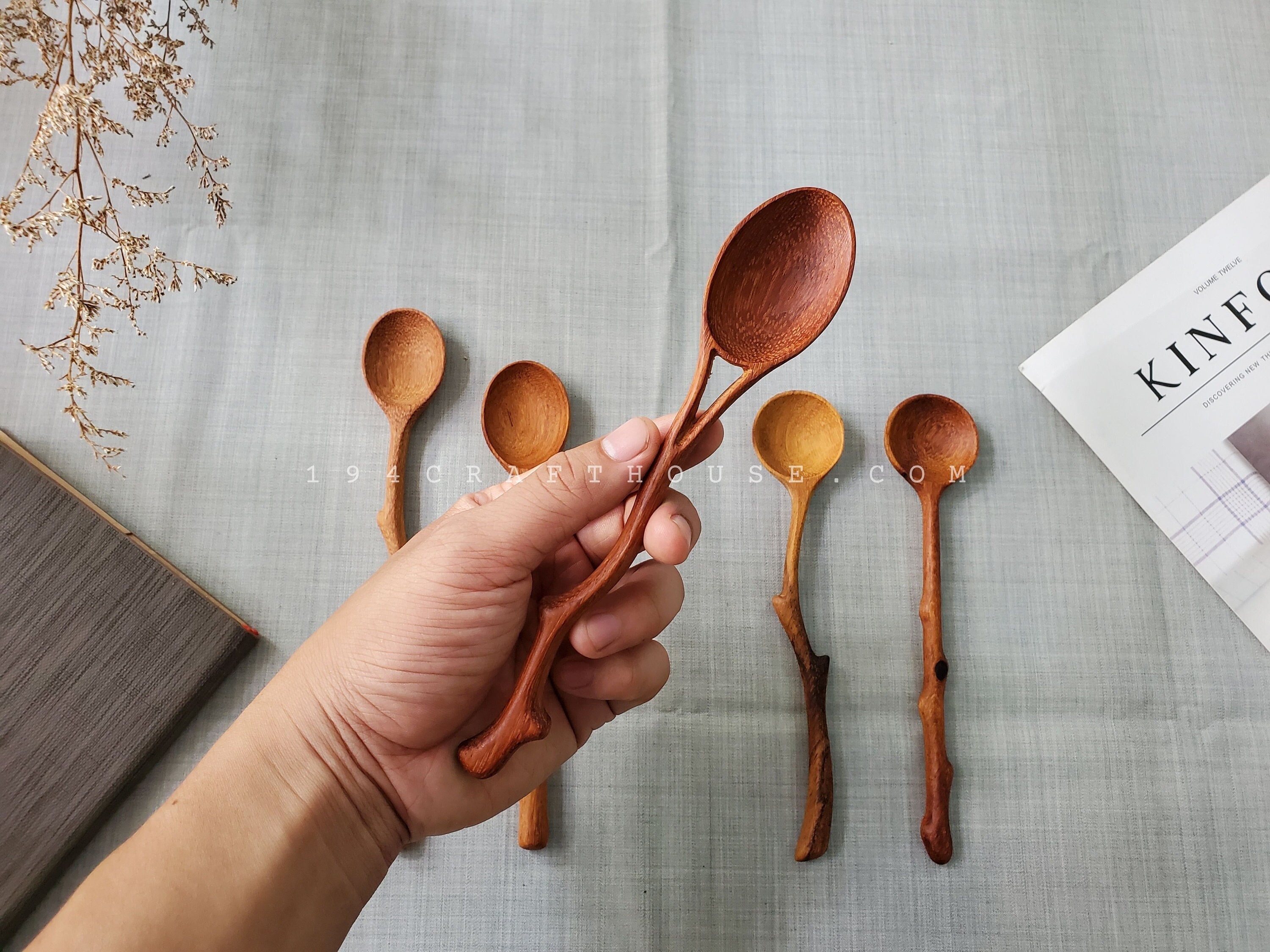 cuillère en bois de branche sculptée à la main cadeau personnalisé pour amateur cuisine, ustensile service bois, décor cuisine vintage