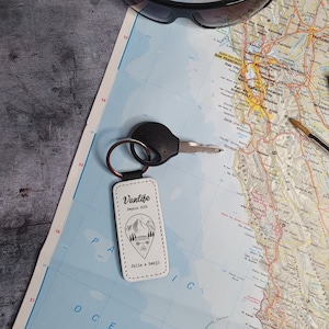 Porte clés vanlife en cuir personnalisé - Accessoire pour clé avec prénom - Porte-clef van aménagé - Cadeau personnalisable pour voyageur