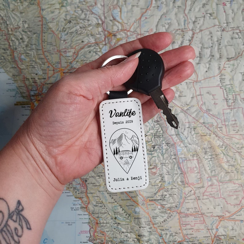 Porte clés vanlife en cuir personnalisé Accessoire pour clé avec prénom Porte-clef van aménagé Cadeau personnalisable pour voyageur image 3