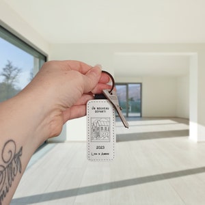 Personalized leather apartment key ring - A new start - Moving in key ring with first name - Customizable housewarming gift