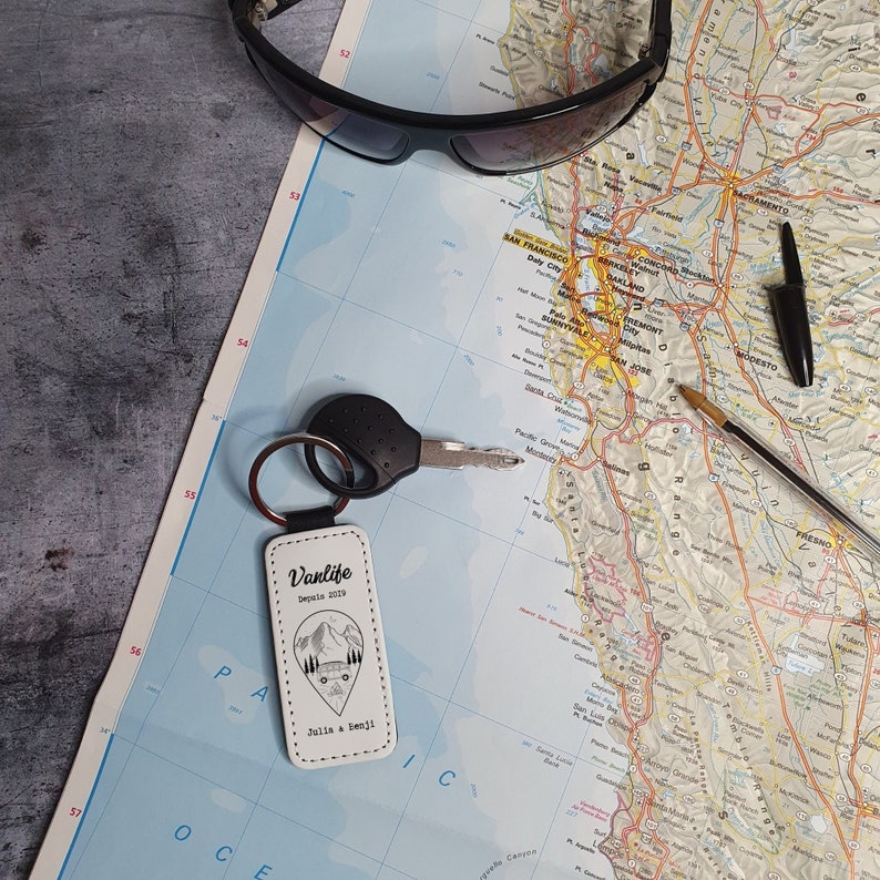 Porte clés vanlife en cuir personnalisé Accessoire pour clé avec prénom Porte-clef van aménagé Cadeau personnalisable pour voyageur image 1