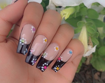 Sweet Daisy | Black French Tips, Colorful White Daisy’ |
