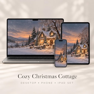 Może przedstawiać: Laptop, tablet i smartfon wyświetlające zimową scenę ośnieżonego domku o zachodzie słońca. Tekst poniżej brzmi Cozy Christmas Cottage, DESKTOP • PHONE • IPAD SET. Urządzenia są ustawione tak, aby prezentować cyfrowe projekty tapet.