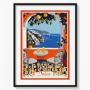 Può includere: Stampa artistica incorniciata raffigurante una vista costiera italiana. L'opera presenta un vivace arco arancione che incornicia un mare blu e un villaggio collinare. Due sedie e un tavolino con bevande sono in primo piano, con il testo "La Dolce Vita" in basso.