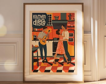 以下が含まれることがあります： 「Kitchen Disco」と題された額入りのアートプリントは、レトロなキッチンのシーンを描いています。男性がギターを弾き、カップルが踊っています。カラーパレットには、オレンジ、赤、茶色のトーンが含まれており、市松模様の床があります。
