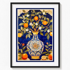 以下が含まれることがあります： 装飾的な花瓶に入ったオレンジの木を描いた額入りのアートプリント。花瓶は青、黄、白の複雑な模様です。背景は濃い青色のタイル模様です。オレンジと白い花が木を飾っています。