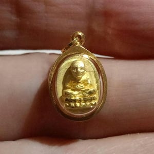 Prawdziwy tajski wisiorek Budda wykonany ręcznie ze złota 18k | Biżuteria sakralna | święty amulet | Miniaturowy Budda | prezenty dla taty | prezenty dla mamy |