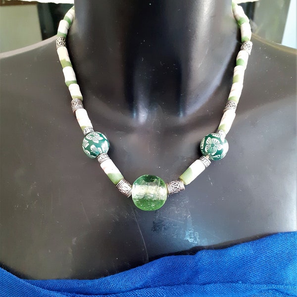 Collier artisanal en pâte de verre vert et blanc cassé