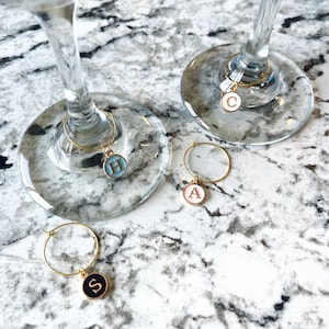 Breloques initiales en verre à vin | Cadeaux de vin personnalisés | Bague en or avec breloques vin | initiales colorées | charmes d'identification | Verres à vin à pied