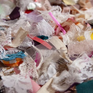 Tiny Textiles, kit de retazos de tela para álbumes de recortes, costura lenta, collage, arte de técnicas mixtas, adornos de tela, bolsas de 28 g (1 oz)