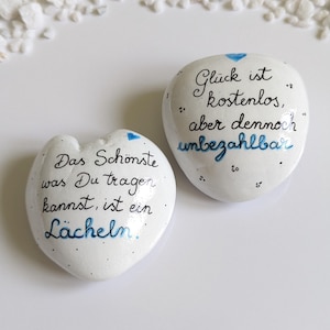 Mitbringsel  - 2er - Set -   - kleine  Kieselsteine - Spruchstein - bemalter Stein