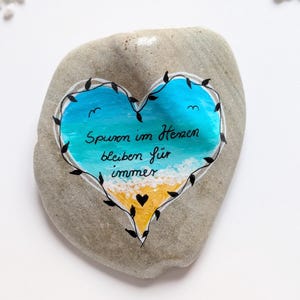 Trauerstein - Trauergeschenk - Meer Strand - Herz - " Spuren im Herzen bleiben für immer " - Stein bemalt lackiert