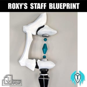 Puede incluir: Plano de un bastón blanco con el texto "ROXY'S STAFF BLUEPRINT" en la parte superior. El bastón presenta un mango y una cabeza blancos, con gemas de color verde azulado en el centro. Un icono PDF está en la esquina inferior izquierda.