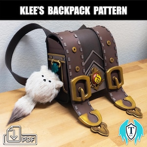 Puede incluir: Una mochila de cuero marrón con hebillas doradas y un emblema rojo y amarillo. La mochila tiene una correa y está decorada con costuras. La mochila está sentada sobre una superficie de madera. El texto "KLEE'S BACKPACK PATTERN" está en la parte superior de la imagen.