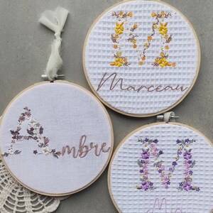 Pandereta bordada personalizable – Nombre o mensaje – Decoración de pared hecha a mano – Regalo de nacimiento o bautizo