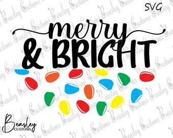Peut inclure: Graphique avec les mots "merry & BRIGHT" en noir, avec des lumières de Noël colorées en dessous. Le design comprend le texte "SVG" et le logo "Beasley Customs".