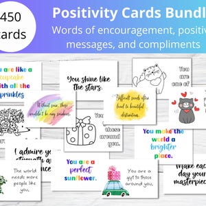 Könnte beinhalten: Ein Set von 450 Positivitätskarten mit aufmunternden Botschaften und Komplimenten. Die Karten zeigen verschiedene Designs, darunter einen Cupcake, Sterne, einen Regenbogen, eine Katze und ein Geschenk. Texte auf den Karten enthalten Sätze wie "Du bist wie ein Cupcake" und "Du strahlst wie die Sterne."