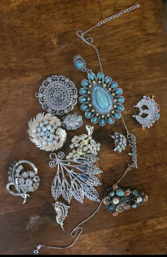 Jewelry lot, broken, vintage pieces