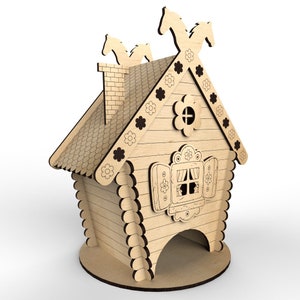 Puede incluir: Una casa de juguete de madera con un techo marrón y una chimenea. La casa tiene una ventana con una cortina y una puerta. Hay cuatro caballos en el techo.