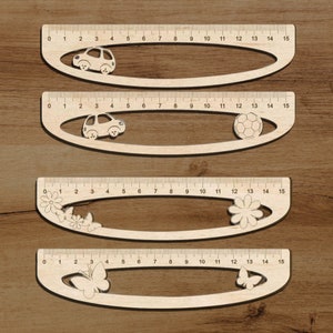 Puede incluir: Conjunto de cuatro reglas de madera con diferentes diseños. Las reglas miden 38 cm de largo y tienen números del 0 al 15. Los diseños incluyen un coche, un balón de fútbol, flores y una mariposa.