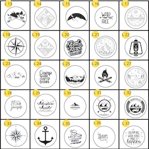 Peut inclure: Un ensemble de 37 autocollants ronds noirs et blancs avec diff&eacute;rents motifs et textes li&eacute;s au camping, &agrave; l'aventure et au voyage. Les autocollants sont dispos&eacute;s en grille sur un fond blanc.